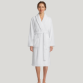 Personalizowany szlafrok damski z bawełny frotte, z szalowym kołnierzem, ozdobiony własnym haftem, biały