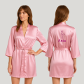 Personalizowany szlafrok damski z satyny z szerokimi rękawami 3/4 ozdobiony własnym haftem, różowy