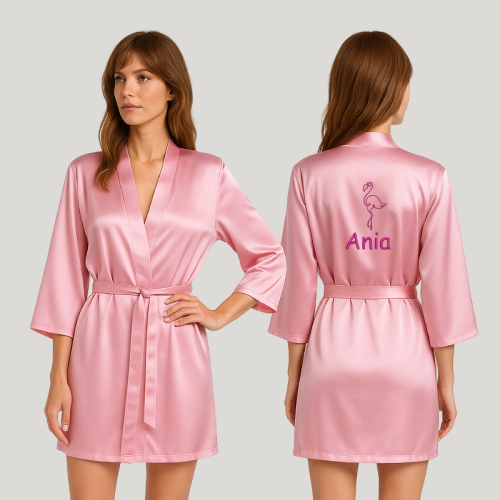 Personalizowany szlafrok damski z satyny z szerokimi rękawami 3/4 ozdobiony własnym haftem, różowy
