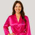 Personalizowany szlafrok damski z satyny z szerokimi rękawami ¾ ozdobiony dowolnym haftem, fuksja