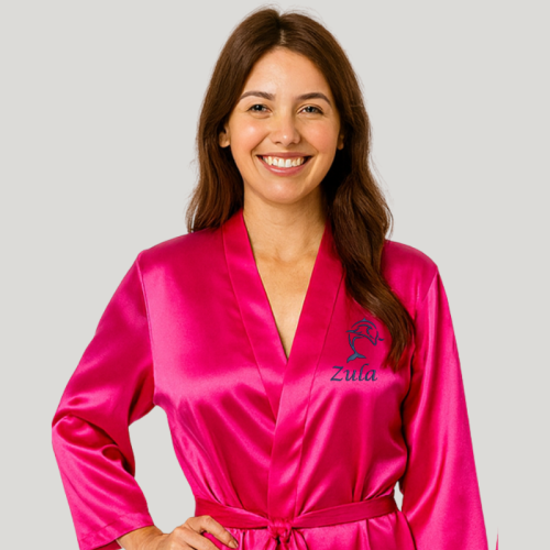 Personalizowany szlafrok damski z satyny z szerokimi rękawami ¾ ozdobiony dowolnym haftem, fuksja