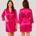 Personalizowany szlafrok damski z satyny z szerokimi rękawami ¾ ozdobiony dowolnym haftem, fuksja