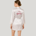 Personalizowany szlafrok damski z satyny z szerokimi rękawami ¾ ozdobiony dowolnym haftem, biały
