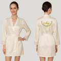 Personalizowany szlafrok damski z satyny z szerokimi rękawami ¾ ozdobiony dowolnym haftem, ecru