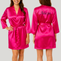 Spersonalizowany komplet z satyny, szlafrok i koszulka nocna z własnym haftem, fuksja