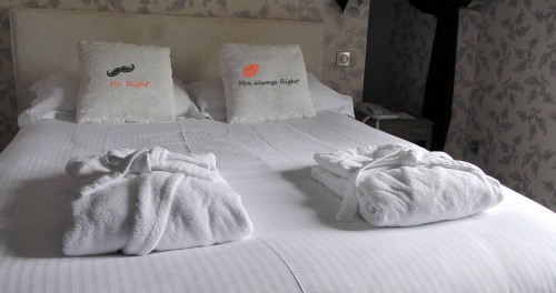 Poduszka ozdobiona haftem z własną dedykacją